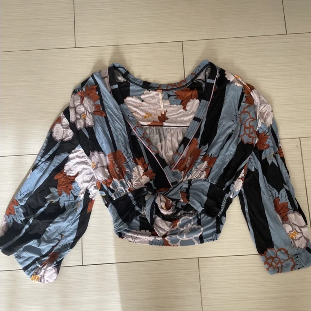 FREE PEOPLE LONG SLEEVE CROP TOP - FLORAL! SIZE SMALL!
